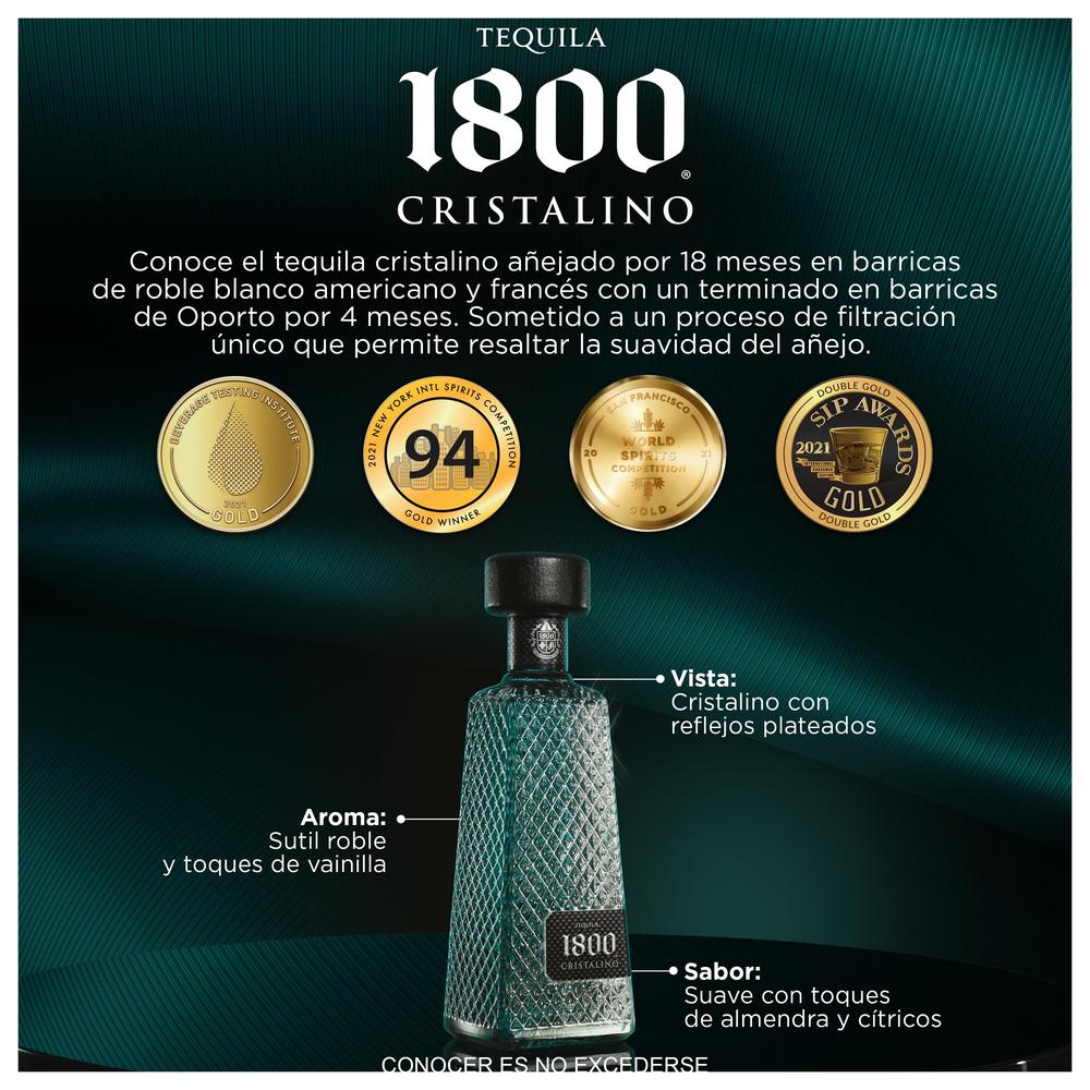 Imagen de una botella de cristal, con tapón color negro y la etiqueta que dice: “1800 Cristalino Añejo”. 