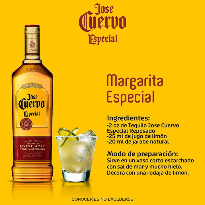 Botella de tequila mexicano José Cuervo Especial, junto a un vaso que contiene un coctel con rodajas de limón, para ilustrar la receta de una Margarita. 