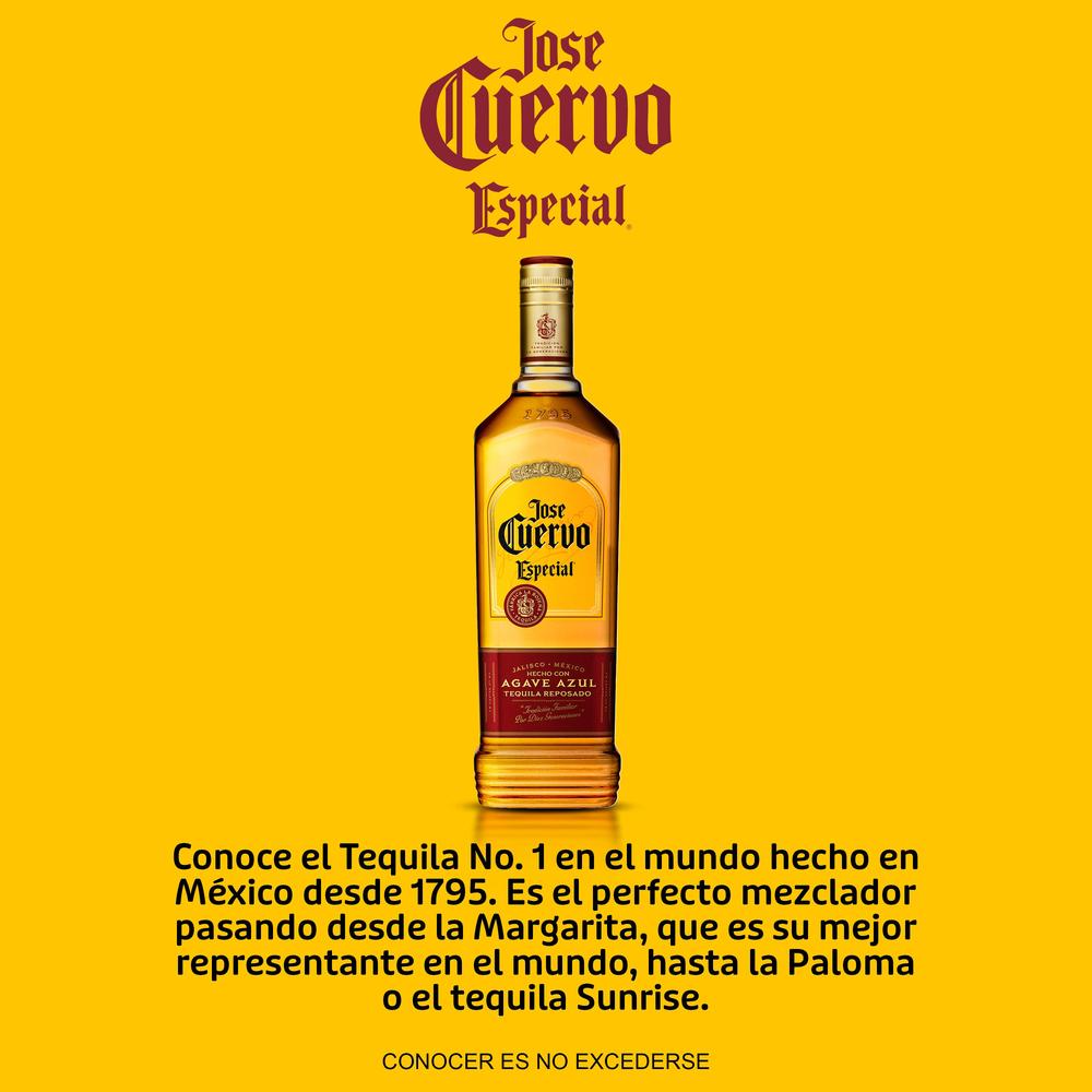  Botella de tequila reposado José Cuervo junto a un vaso que contiene un coctel de color rosado, para ilustrar la receta de una Paloma. 