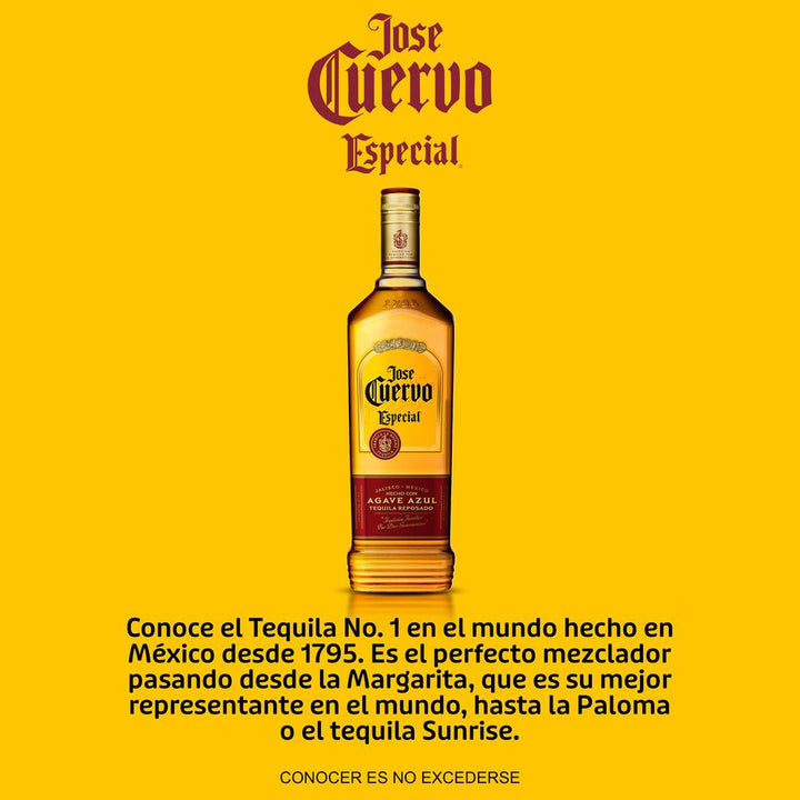  Botella de tequila reposado José Cuervo junto a un vaso que contiene un coctel de color rosado, para ilustrar la receta de una Paloma. 